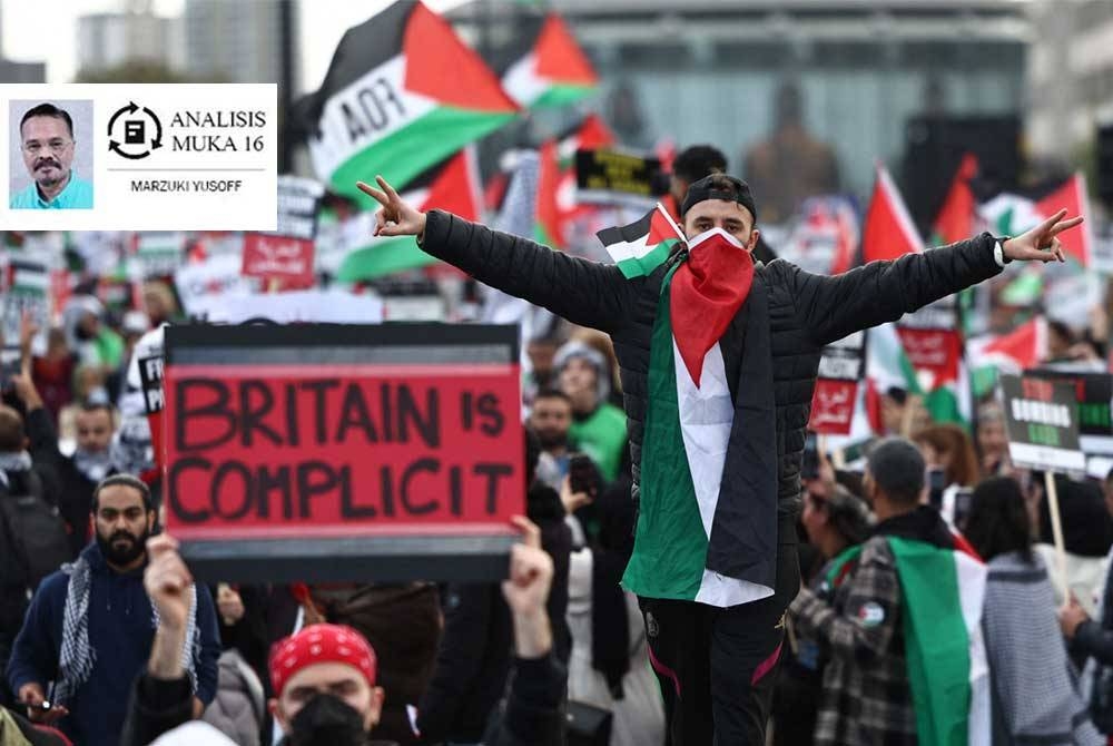 Orang ramai memegang sepanduk ketika menyertai &#039;March For Palestine&#039; di London pada Sabtu, untuk menyeru gencatan senjata dalam konflik antara Israel dan pejuang Hamas. - Foto AFP