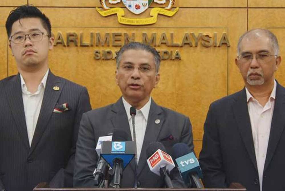 Syed Ibrahim (tengah) pada sidang media di bangunan Parlimen.