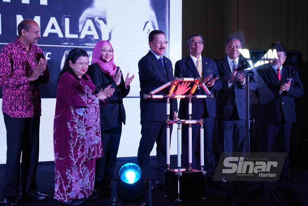 Mohd Zuki (tengah) menyempurnakan gimik pelancaran Sambutan Bulan Integriti Nasional 2023 di Pusat Konvensyen Sime Darby Kuala Lumpur pada Selasa. FOTO: SINAR HARIAN / MOHD HALIM ABDUL WAHID.