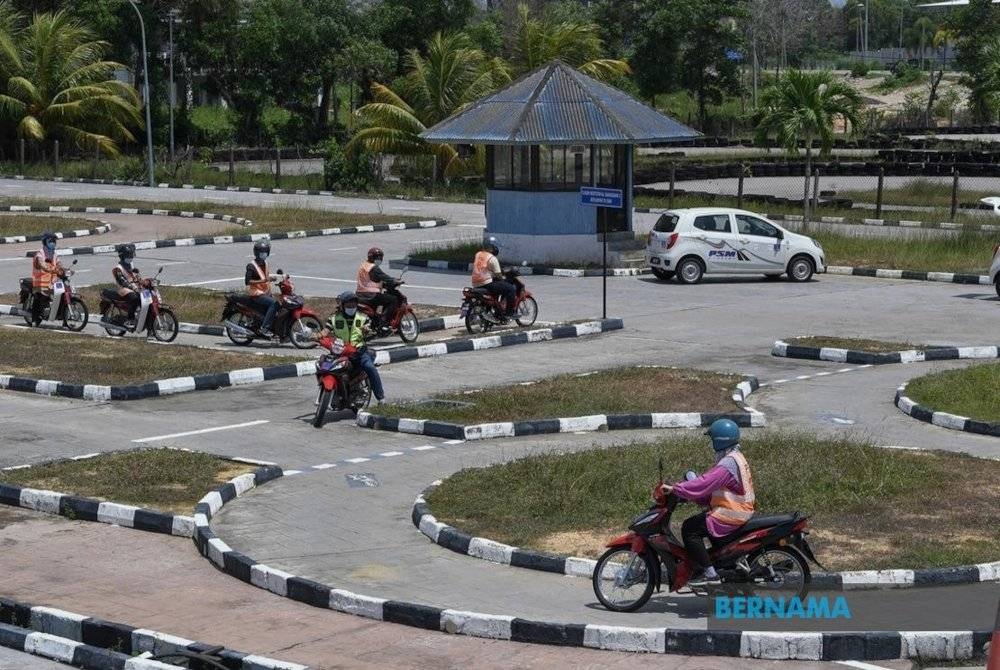 Cadangan menaik taraf lesen memandu motosikal bagi kelas B2 kepada B secara automatik sedang dalam peringkat akhir penelitian MOT dan JPJ. (Gambar hiasan) - Foto Bernama