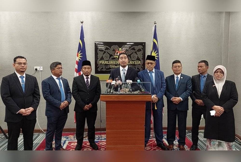 Wan Ahmad Fayhsal bersama Ahli Parlimen PN dalam sidang media di Dewan Rakyat pada Selasa.