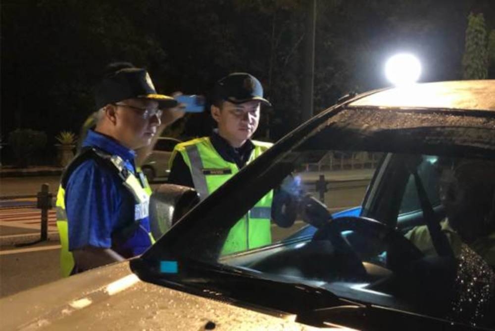 Op Khas Kenderaan Komersial di Plaza Tol Jitra malam Sabtu melibatkan beberapa agensi termasuk PDRM, AADK, Jabatan Alam Sekitar dan Jabatan Imigresen Malaysia. - Foto Astro Awani.