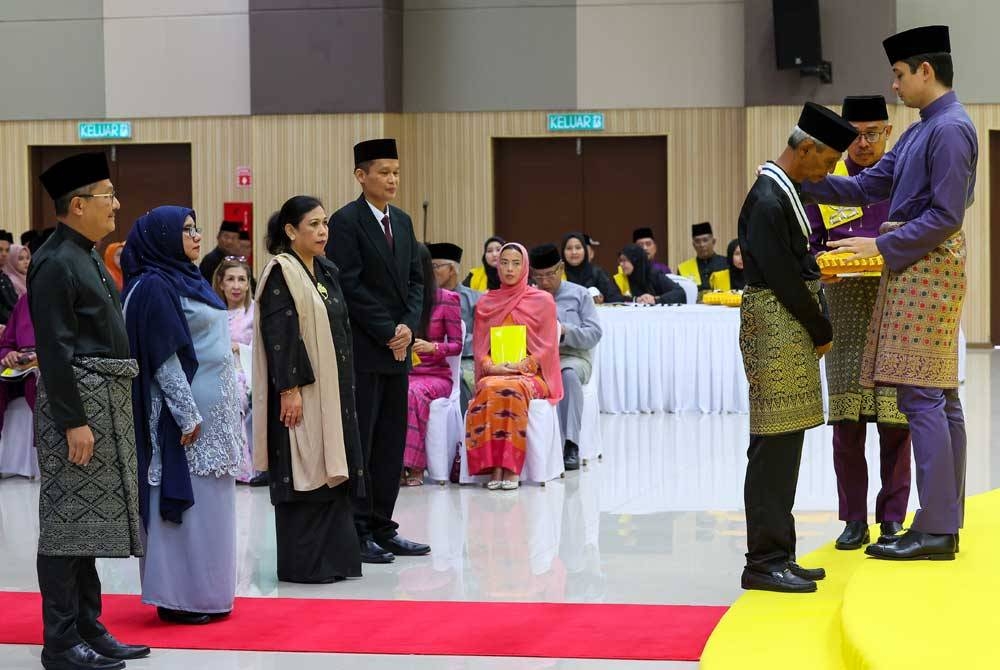 Tengku Hassanal berkenan mengurniakan Darjah Kebesaran Setia Ahmad Shah Pahang (SAP) kepada Tengku Suleiman Tengku Datuk Abd Rahman (tiga dari kanan) yang mendahului senarai penerima pada Istiadat Pengurniaan Darjah Kebesaran dan Pingat Negeri Pahang di Dewan Tun Razak pada Selasa. - Foto: Bernama