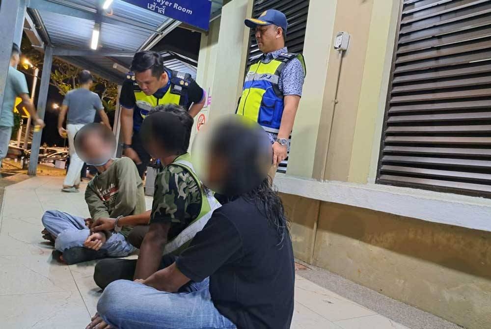 Pemandu treler (duduk, tengah) antara empat yang ditahan kerana disyaki di bawah pengaruh dadah jenis methamphetamine.