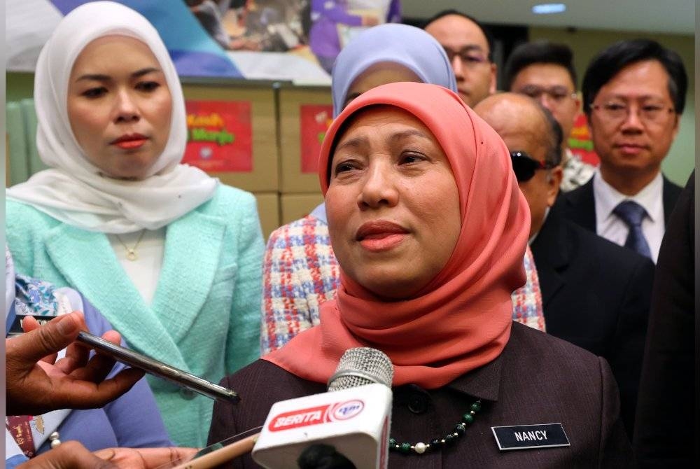 Nancy Shukri - Foto Bernama