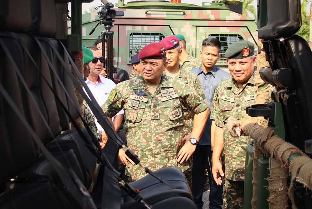 Muhammad Hafizuddeain (dua dari kanan) ketika melihat antara aset serta perolehan baharu bernilai RM96.3 juta bagi suku ketiga 2023 di Kem Perdana Sungai Besi pada Selasa. - Foto: FB TDM