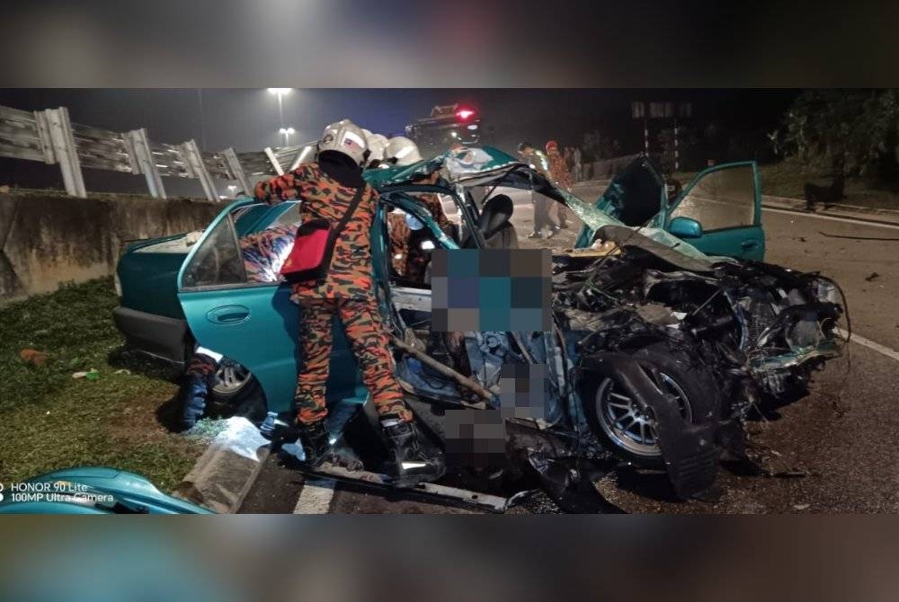 Dua maut manakala seorang parah selepas kereta dinaiki hilang kawalan dan melanggar tembok pembahagi jalan di Jalan Bukit Impian-Senai pada Selasa.