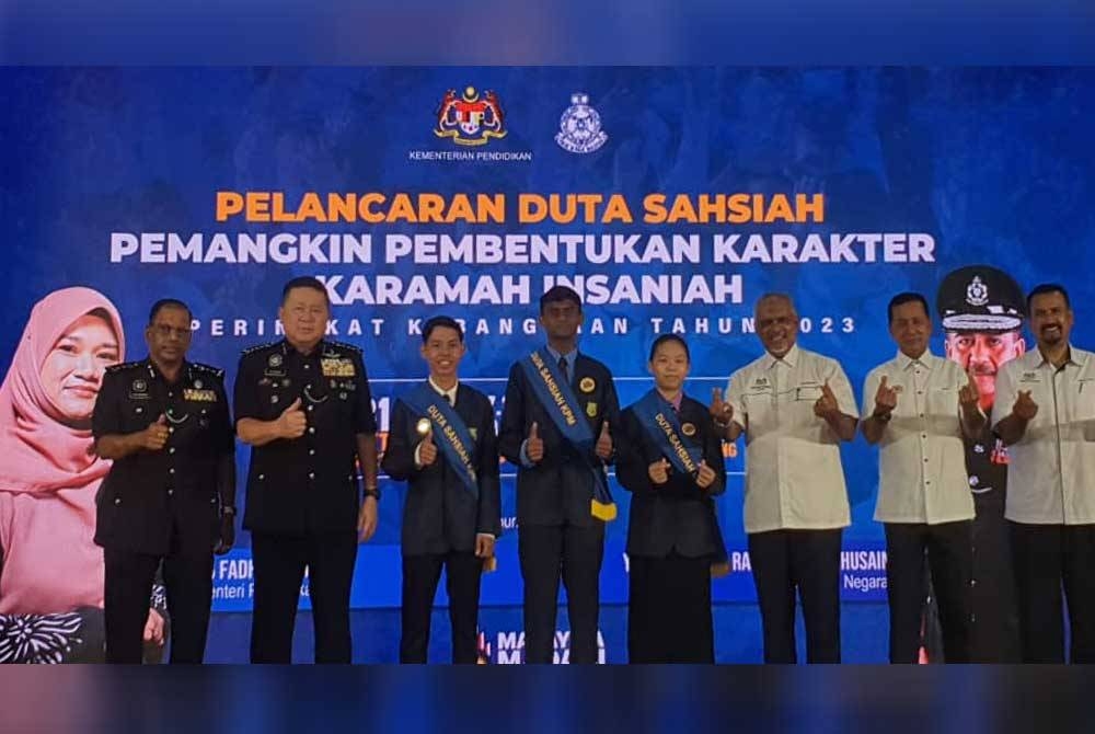 Muhammad Amir Imran (tiga dari kiri), Kartigesu (empat dari kiri) dan Yuen Xin (lima dari kiri) dilantik sebagai Duta Sahsiah SMK Tun Syed Sheh Barakbah.