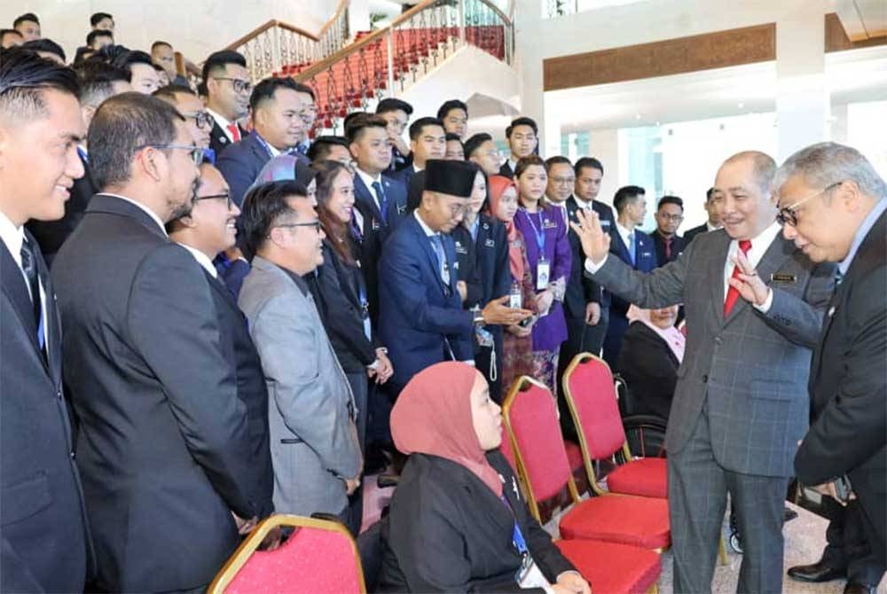 Hajiji (dua dari kanan) ketika bertemu dengan ahli DBS pada majlis penutupan Persidangan DBS Mesyuarat Pertama Penggal Pertama di Dewan Bangkuasi DUN Sabah di Kota Kinabalu.