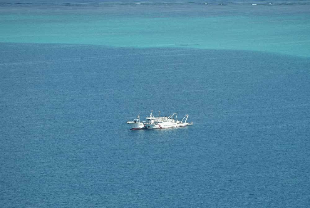 Kapal Pengawal Pantai China membuat rondaan di Terumbu Scarborough yang dituntut Filipina dan Vietnam. - Foto: AFP