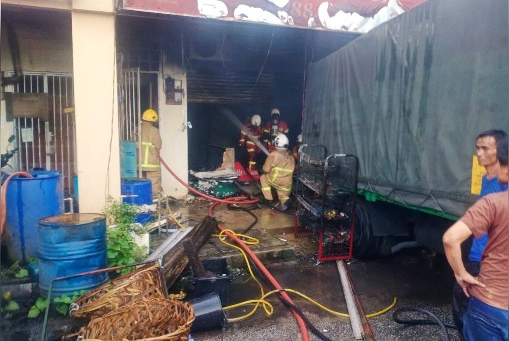 Anggota bomba melakukan kerja pemadaman sehingga api berjaya dipadamkan sepenuhnya. - Foto Bomba Perak