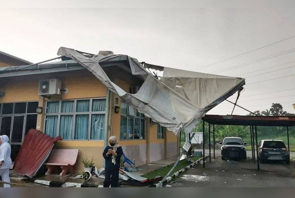 Keadaan khemah KK Masjid Tanah yang rosak selepas dilanda ribut.