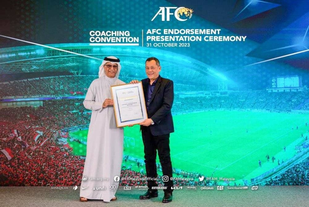 Hamidin (kanan) menerima anugerah Kejurulatihan Konvensyen AFC Pro Level daripada Shaikh Salman Ebrahim Al Khalifa sempena Anugerah Tahunan AFC di pada Selasa.