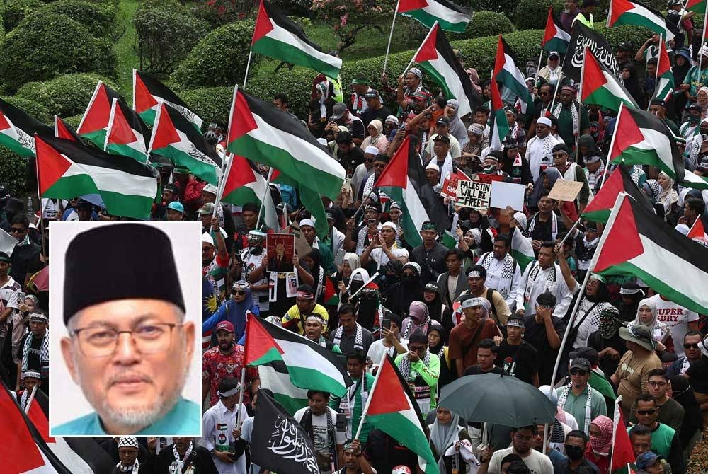 Ribuan orang ramai berarak sambil membawa bendera Palestin dan sepanduk sebagai tanda menyatakan solidariti terhadap rakyat negara itu pada Himpunan 10,000 Solidariti Palestin berhampiran kedutaan Amerika Syarikat, Jumaat lalu. - Foto Bernama (Gambar kecil:
Hasanuddin)