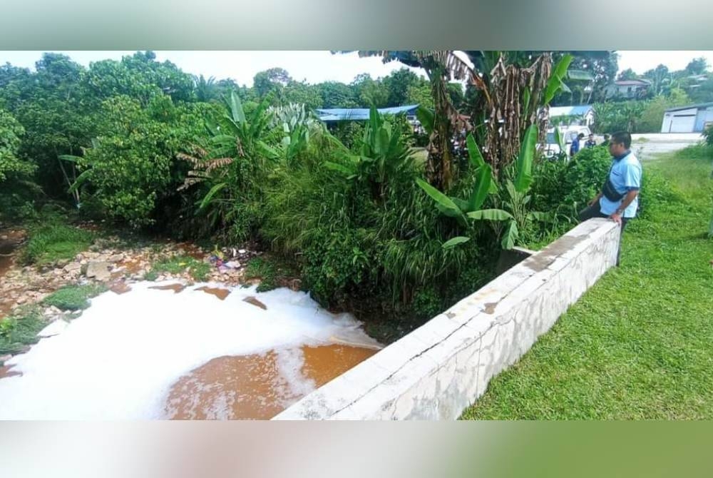 Keadaan air berbuih dikesan di sekitar Sungai Kecil, Kampung Rinching, Semenyih pada Selasa.