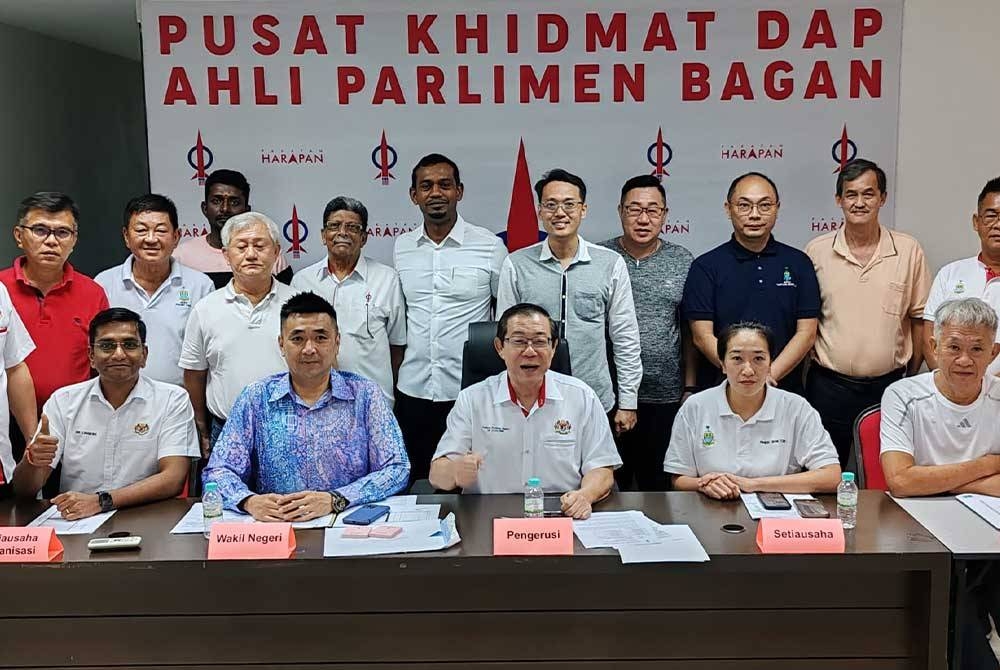 Guan Eng (duduk tiga dari kiri) bergambar bersama ahli jawatankuasa DAP Bagan selepas selesai AGM yang diadakan baru-baru ini.