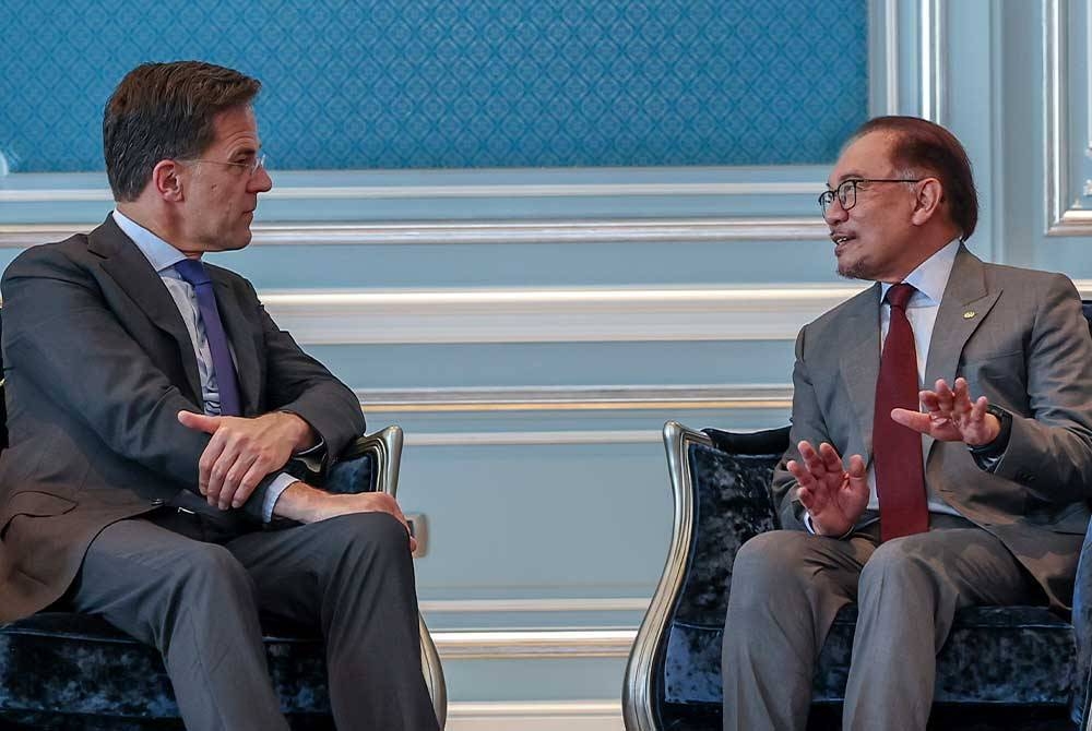 Anwar (kanan) menerima kunjungan hormat rakan sejawatannya dari Belanda, Mark Rutte di Seri Perdana, Putrajaya, hari ini ketika Malaysia dan Belanda terus mengukuhkan hubungan dua hala. - Foto Bernama