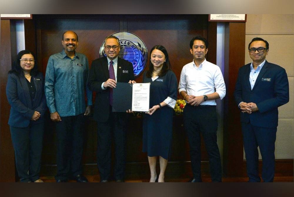 Penyerahan surat lantikan selaku Ketua Pengarah MSN kepada Abdul Rashid (tiga dari kiri) oleh Menteri Belia dan Sukan, Hannah Yeoh. - Foto Facebook MSN