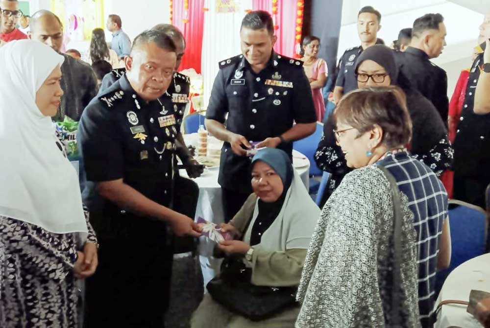 Kamarul Zaman (tengah) beramah mesra dengan penerima dalam Majlis Pemakaian Pangkat dan Majlis Serah Terima Tugas Ketua Jabatan Siasatan Jenayah Negeri Johor di IPKJohor, Johor Bahru pada Rabu.