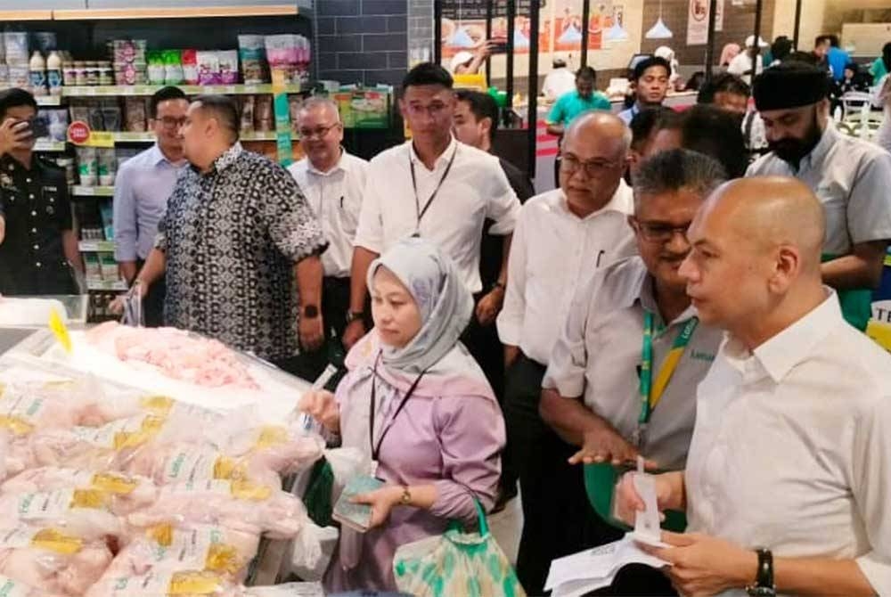 Armizan melakukan pemeriksaan dan pemantauan harga di sebuah pasar raya dekat sini pada Rabu.