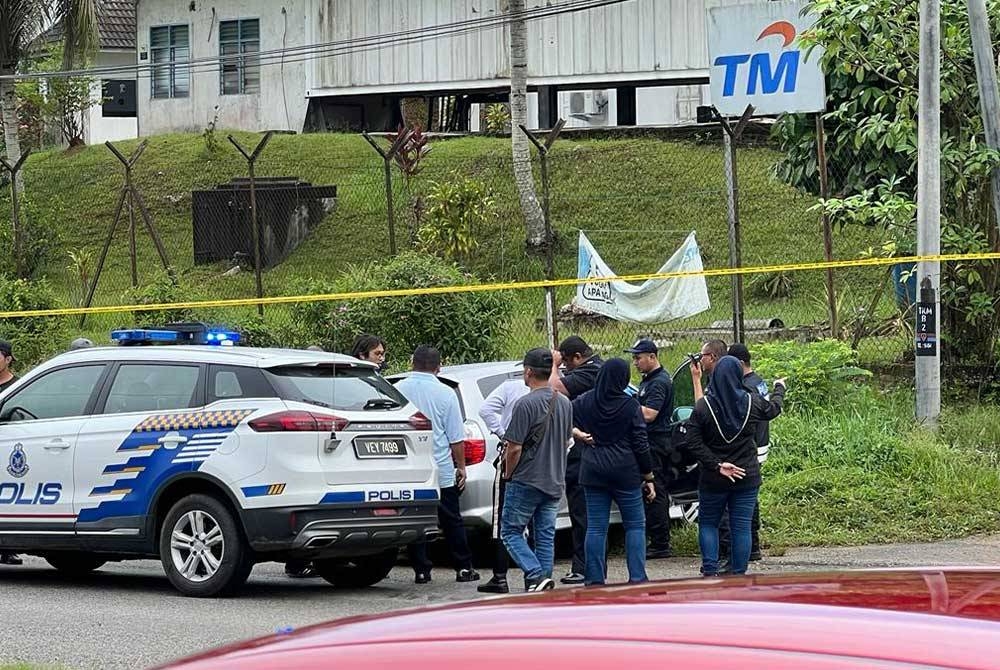 Keadaan lokasi kejadian ketika mayat mangsa ditemukan di dalam longkang di tepi jalan di Kuala Berang, Hulu Terengganu pada pagi Rabu.