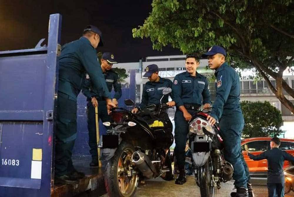 Motosikal yang diangkut kerana diletakkan di kawasan tidak dibenarkan dan menyebabkan halangan.