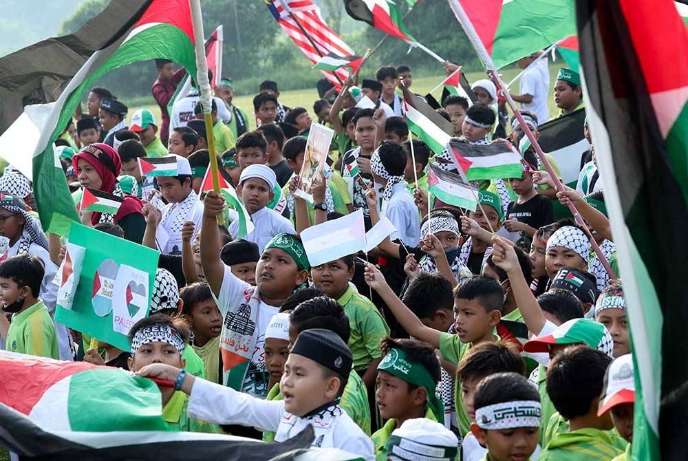 Pendidikan memainkan peranan penting dalam memastikan anak-anak memahami isu berkenaan dengan betul. Gambar hiasan. Foto: Bernama