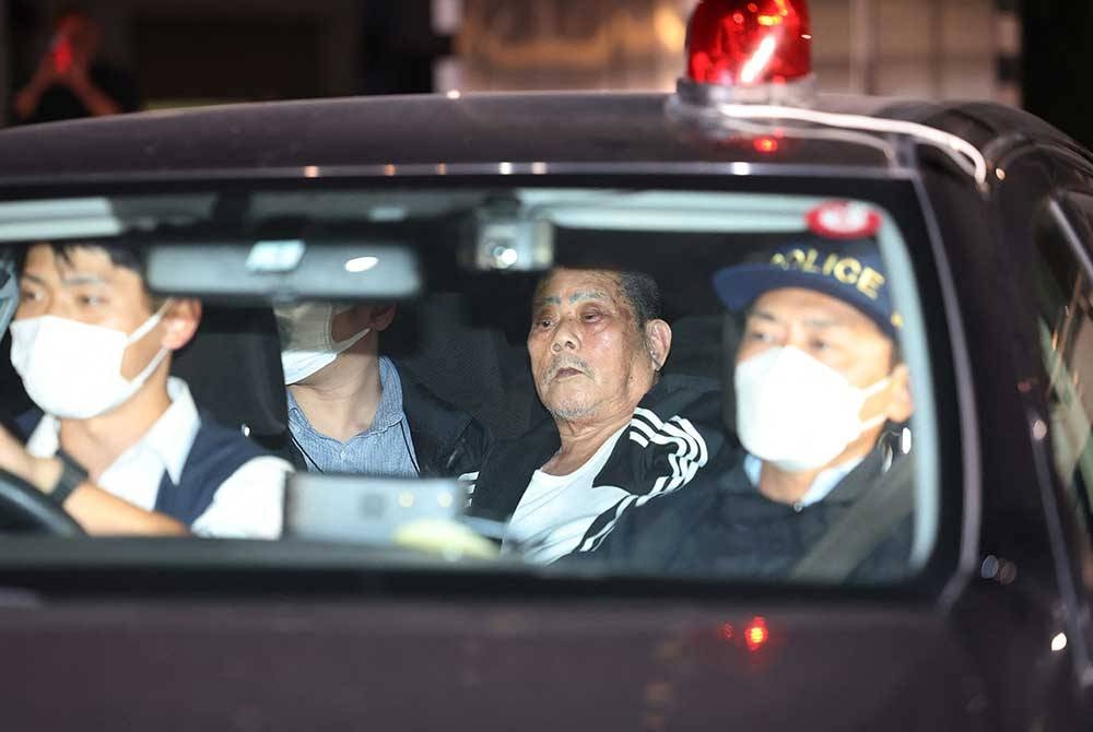 Suzuki (dua dari kanan) dibawa ke balai polis di bandar Warabi, wilayah Saitama selepas drama tebusan itu berakhir pada jam 10 malam (waktu tempatan) pada Selasa. - Foto: AFP