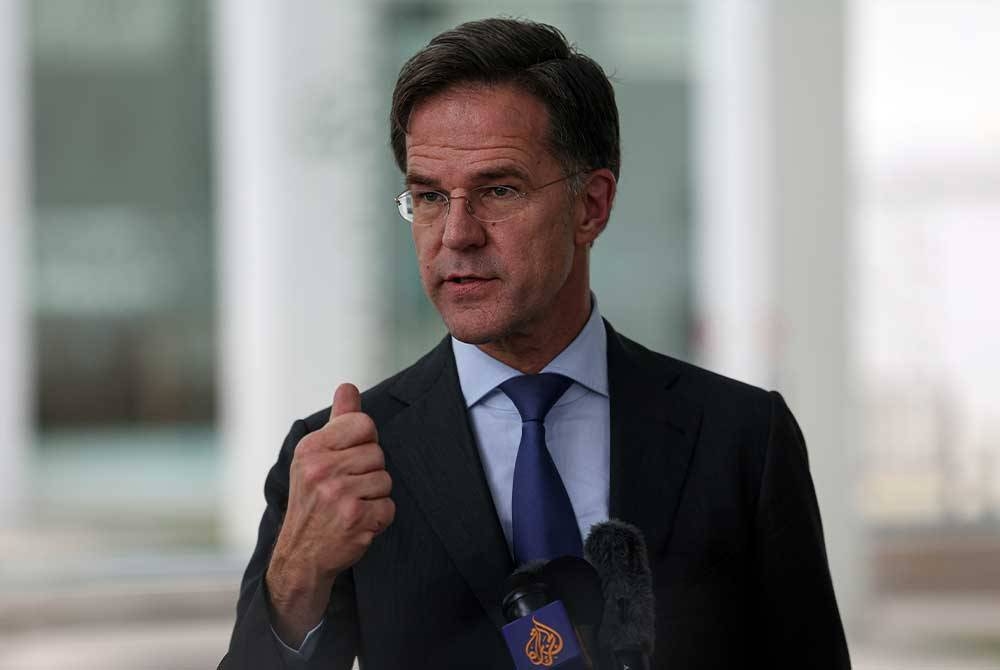 Mark Rutte pada sidang media selepas
lawatannya ke Muzium Seni Islam pada Rabu. - Foto Bernama