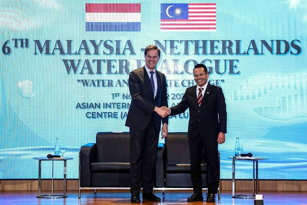 Mark Rutte (kiri) and Nik Nazmi (kanan) semasa Dialog Air Malaysia-Belanda kali Keenam di Pusat Timbang Tara Antarabangsa Asia (AIAC) di sini pada Rabu. - Foto: Bernama