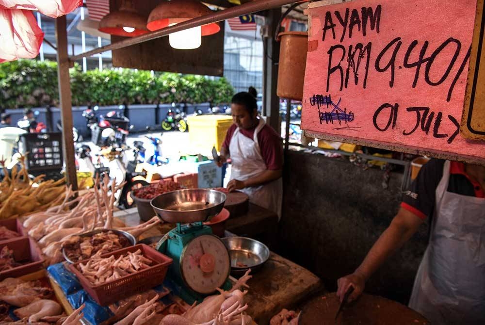 Ayam segar dijual pada harga RM9.40 sekilogram ketika tinjauan di pasar basah sekitar Kuala Lumpur hari ini.