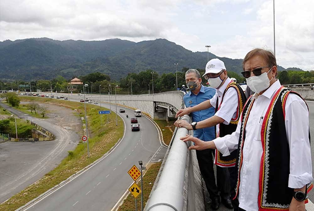 Fadillah (kiri) dan Abang Johari bersama Perdana Menteri kesembilan, Datuk Seri Ismail Sabri Yaakob ketika pembukaan Jajaran Seksyen Serian Pakej Kerja Tiga Lebuhraya Pan Borneo tahun lalu.