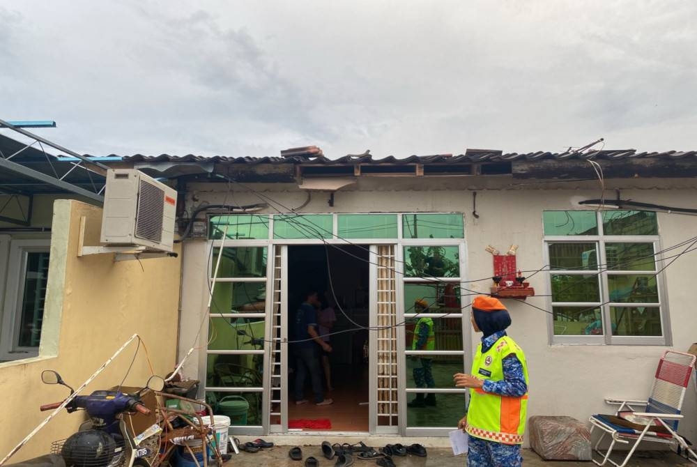 Anggota APM Pendang turun memantau dan membuat bancian rumah yang rosak akibat ribut pada petang Rabu. Foto Ihsan APM Pendang