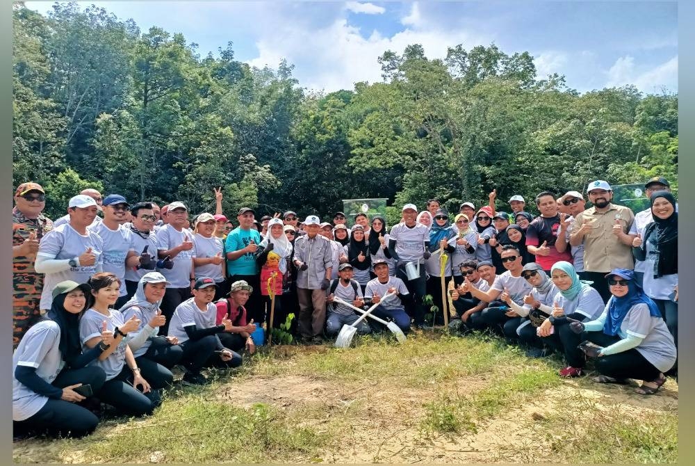 
Gas Malaysia meneruskan kesinambungan program CSR tahun ini dengan menyantuni komuniti masyarakat orang asli di Kampung Pos Bersih, Ulu Slim dekat Behrang pada Rabu.