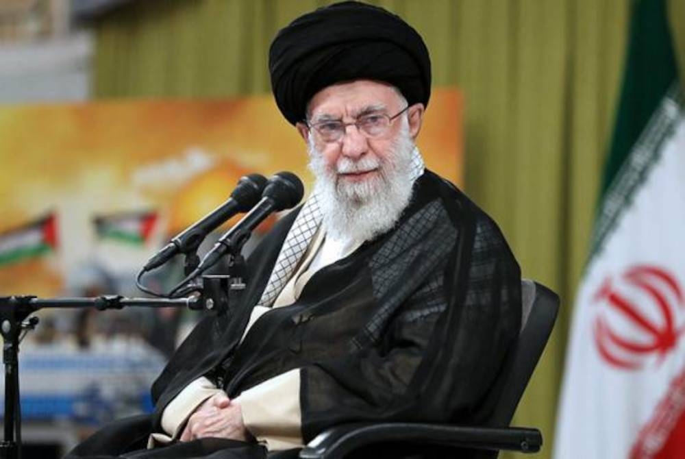 Ayatollah Ali Khamenei beri amaran kepada Israel tentang peningkatan serangan jika Zionis itu gagal menamatkan pencerobohan terhadap rakyat Palestin. - Foto AP