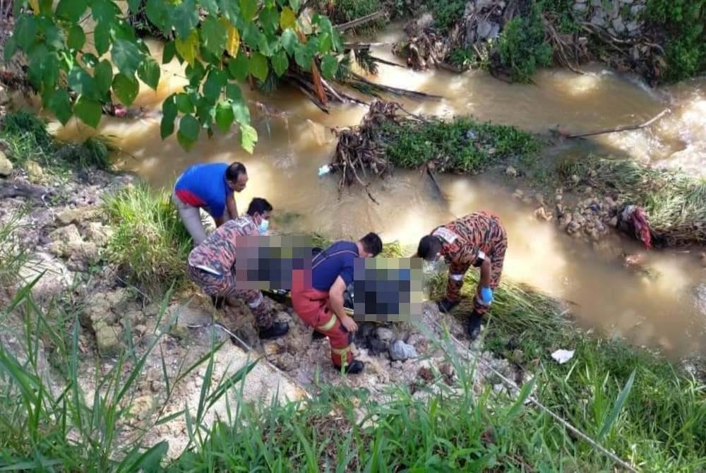 Mayat seorang lelaki tanpa pakaian ditemukan tersangkut di ranting kayu di sebuah anak sungai berhampiran loji kumbahan di Kampung Felda Sendayan.
(Foto Bomba Negeri Sembilan)