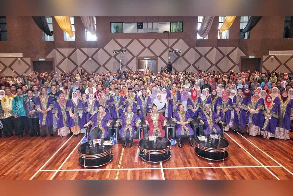 Alexander Nanta Linggi (tengah) bersama sebahagian penerima anugerah dan sijil selepas majlis penyampaian Sijil Kompetensi Teknikal JKR 2023 di CREaTE, di Alor Gajah, pada Khamis.