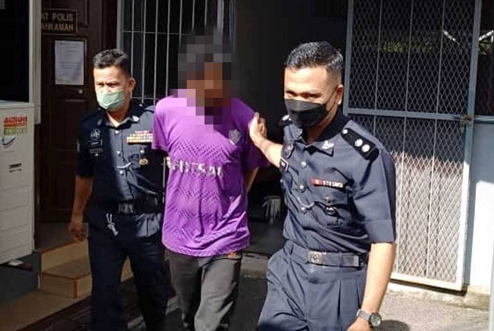 Tertuduh (tengah) dihadapkan ke Mahkamah Sesyen di Kemaman pada Khamis atas dakwaan merogol dan melakukan amang seksual terhadap anak perempuannya.