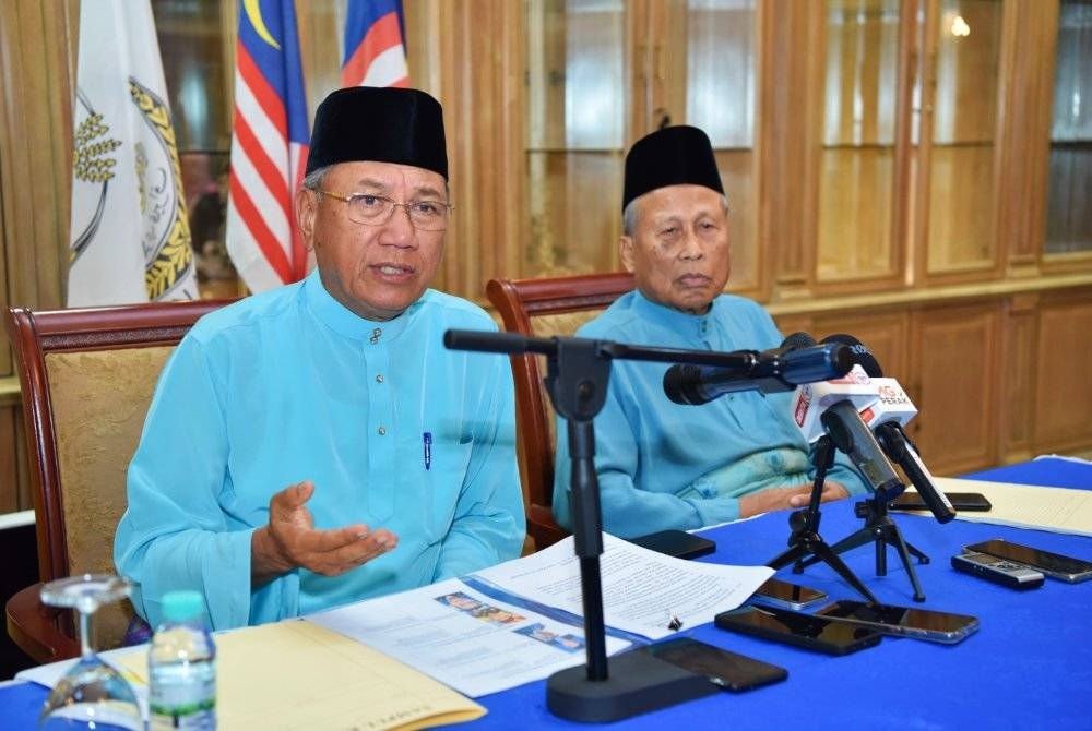 Mohd Zahidi (kiri) ketika sidang akhbar pada Khamis sempena sambutan ulang tahun keputeraan Sultan Perak ke-67.