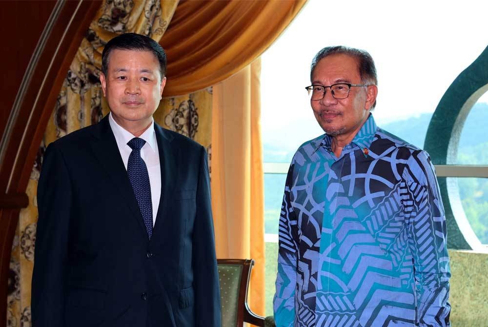 Anwar pada Khamis menerima kunjungan hormat Penasihat Negara merangkap Menteri Keselamatan Awam China, Wang Xiaohong yang sedang dalam rangka lawatan kerja tiga hari ke Malaysia. - Foto Bernama