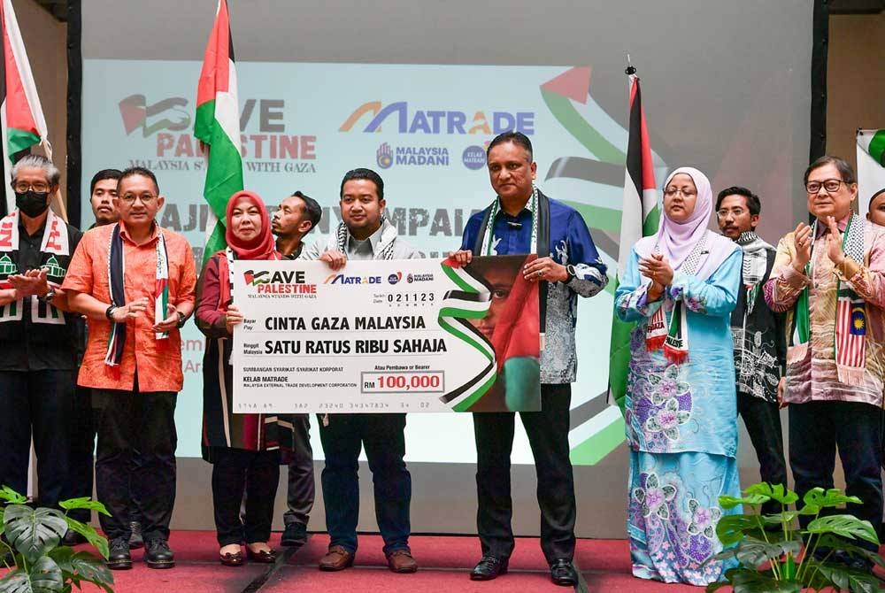 Reezal Merican (depan, tiga dari kanan) menyampaikan sumbangan kepada Ketua Pegawai Eksekutif Persatuan Cinta Gaza Malaysia, Muhammad Nadir Al-Nuri Kamaruzaman (depan, empat dari kanan) pada Majlis Penyampaian Sumbangan Tabung Kemanusiaan Palestin di Menara Matrade, pada Khamis. - Foto Bernama