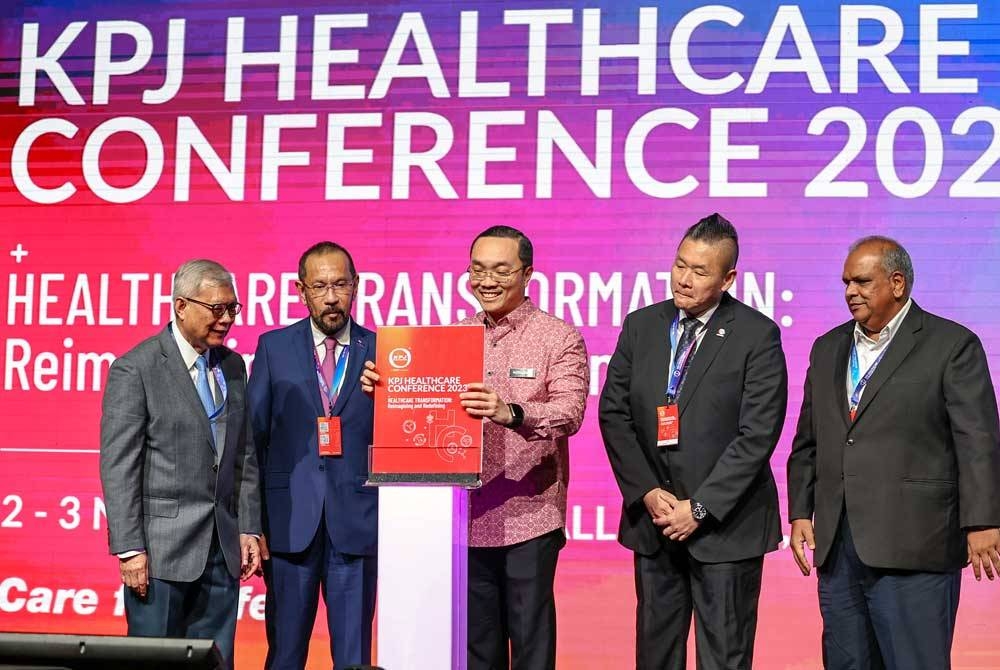 Norazman (tengah) merasmikan Persidangan Penjagaan Kesihatan KPJ bertemakan &#039;Healthcare Tranformation: Reimagining and Redefining&#039; di Pusat Konvensyen Antarabangsa Putrajaya (PICC), pada Khamis. - Foto Bernama