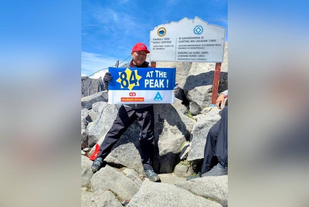 Detik yang membanggakan bagi tokoh Korporat Tan Sri Azman Hashim yang menjangkau usia 84 tahun apabila berjaya berada di puncak Gunung Kinabalu. - Foto Bernama