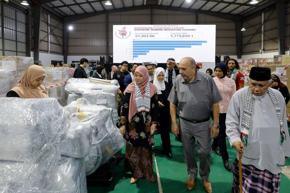 Fadhlina hadir untuk menyerahkan sumbangan berupa barangan keperluan bagi bantuan kemanusiaan rakyat Palestin dari Yayasan Didik Negara di Pusat Gudang Majlis Perundingan Pertubuhan Islam Malaysia (MAPIM), pada Khamis.Turut sama, Duta Palestin ke Malaysia Walid Abu Ali. - Foto Bernama