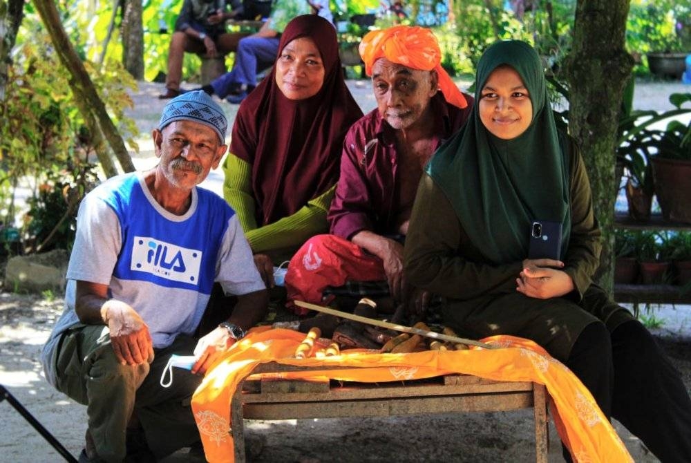 Gambar kenangan keluarga Husin Allahyarham Mat Yaakob.