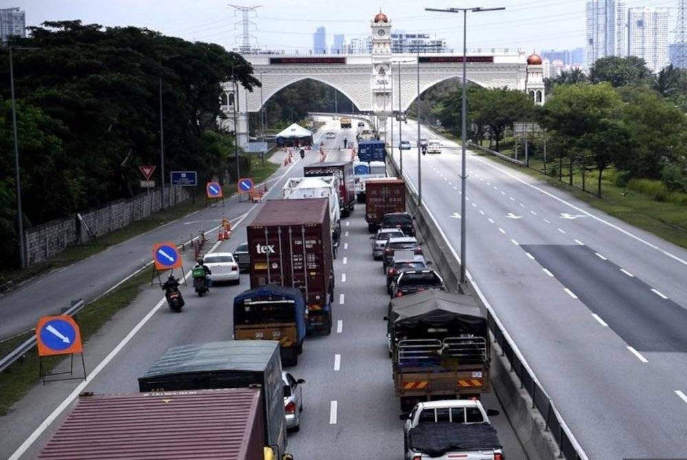 Tidak semua pemandu ingkar peraturan, namun apa yang boleh dipersoalkan di sini ialah sikap segelintir mereka yang masih ‘kepala batu’. (Gambar hiasan) - Foto Bernama