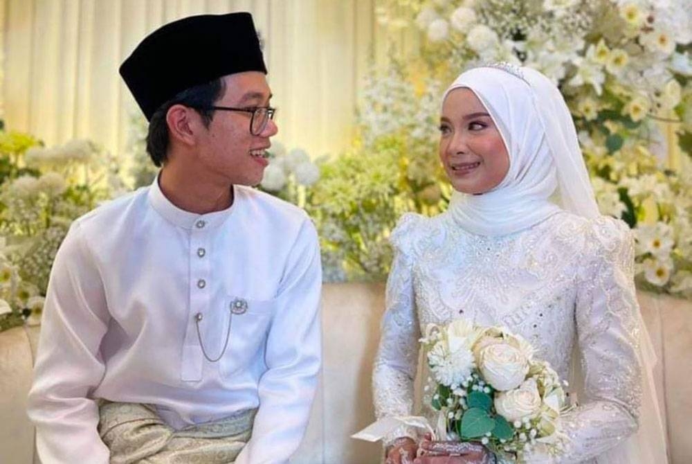 Adi Putra (kiri) selamat bernikah bersama Siti Sarah. - Foto Facebook Abdul Ghani