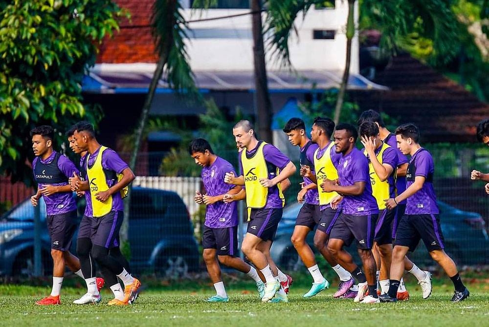 Pemain-pemain KL City tetap komited menjalani latihan biarpun kelab dibelenggu masalah tunggakan gaji. - Foto KL City FC