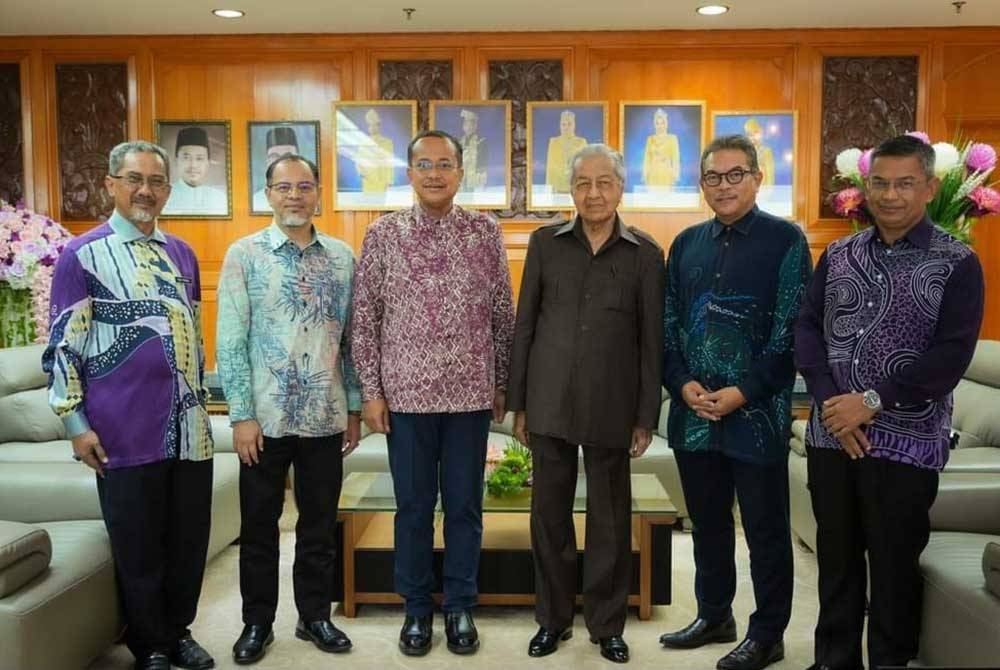 Dr Mahathir (tiga dari kanan) mengadakan pertemuan dengan Ahmad Samsuri (tiga dari kiri) serta kepimpinan kerajaan negeri di Pejabat Menteri Besar Terengganu di Wisma Darul Iman. - Foto Media MB Terengganu