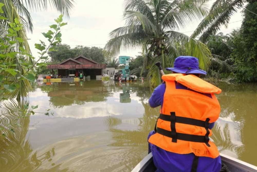 Mangsa banjir di tiga daerah di Perak terus meningkat pada pagi Jumaat. - Foto Bernama